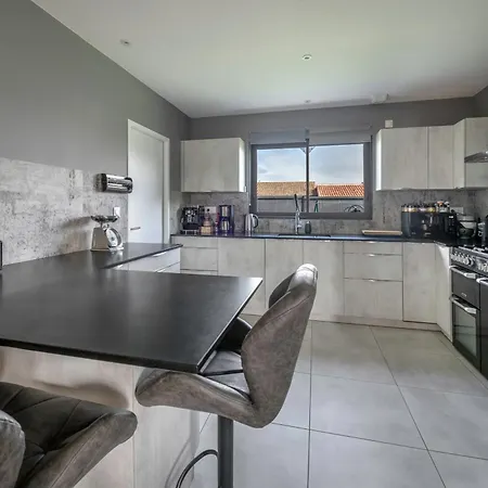 Maison Familiale Avec Jacuzzi A بيت للعطل *